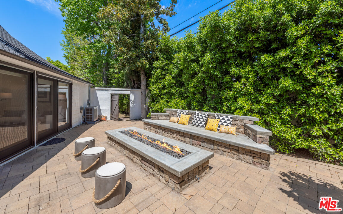 10816 Whipple St, toluca lake