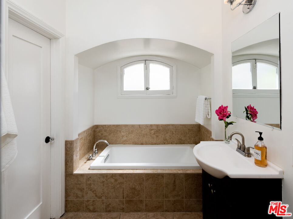 10816 Whipple St, toluca lake