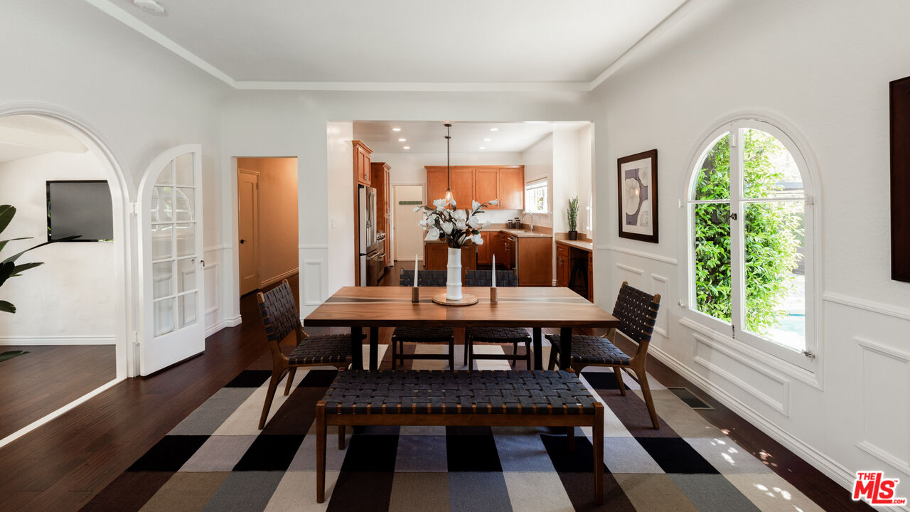 10816 Whipple St, toluca lake
