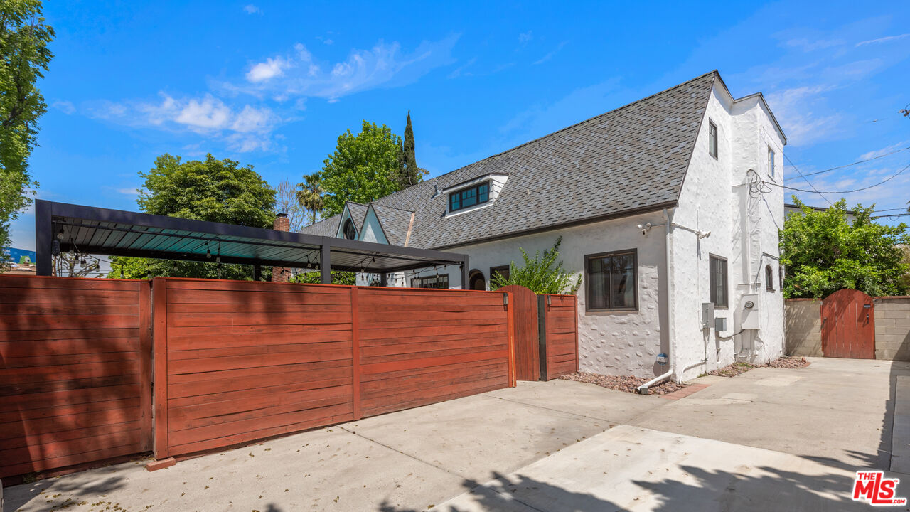 10816 Whipple St, toluca lake