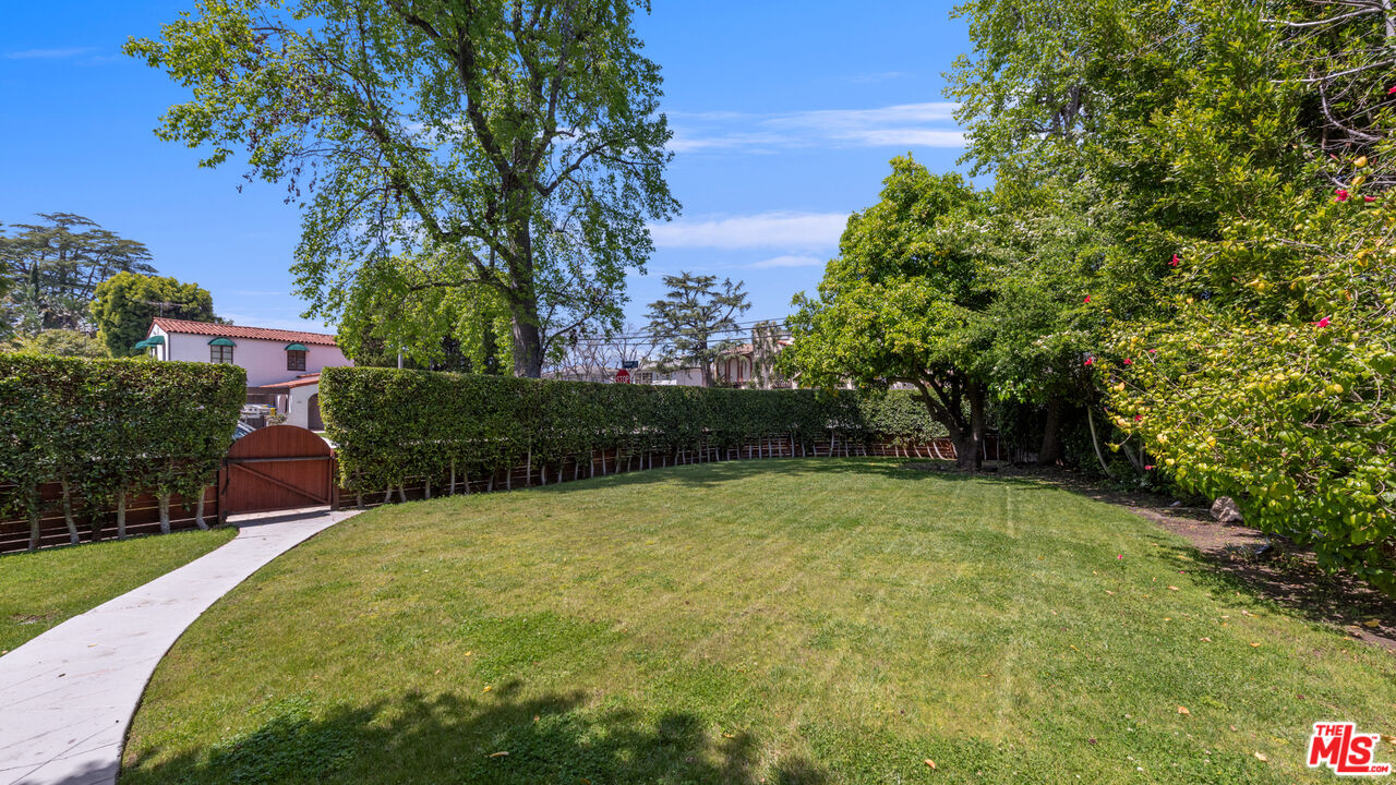 10816 Whipple St, toluca lake