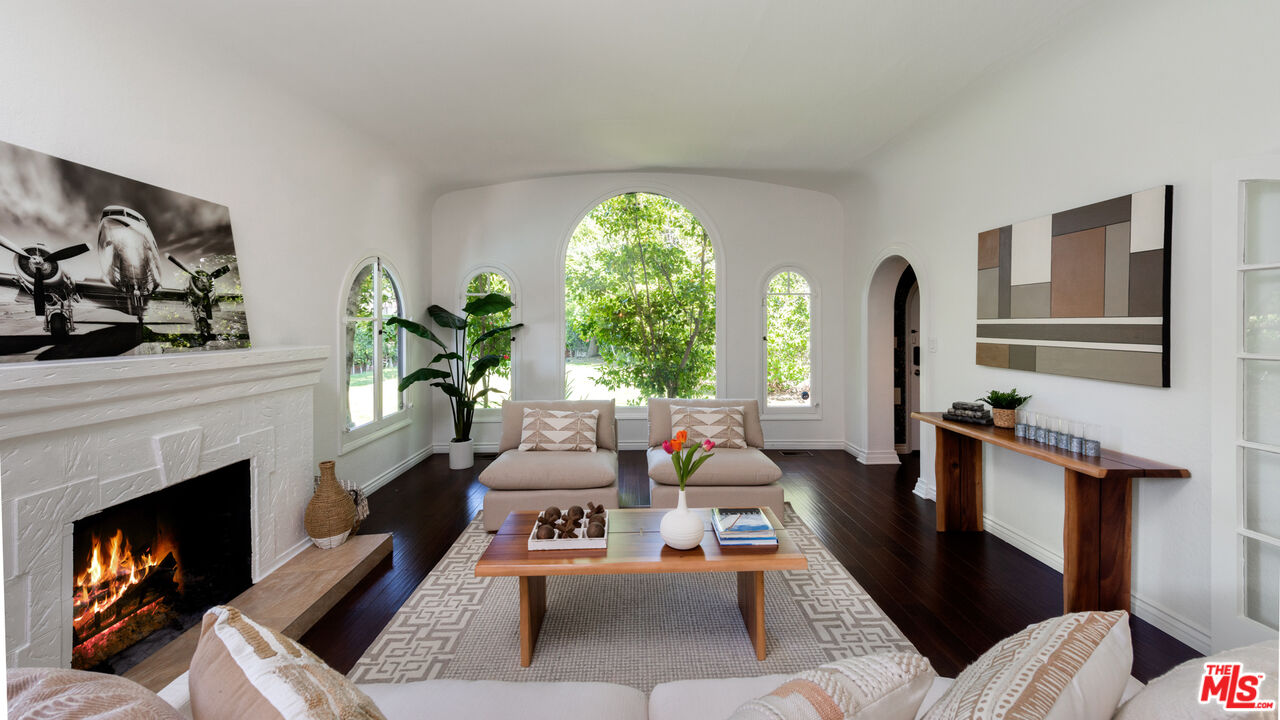 10816 Whipple St, toluca lake