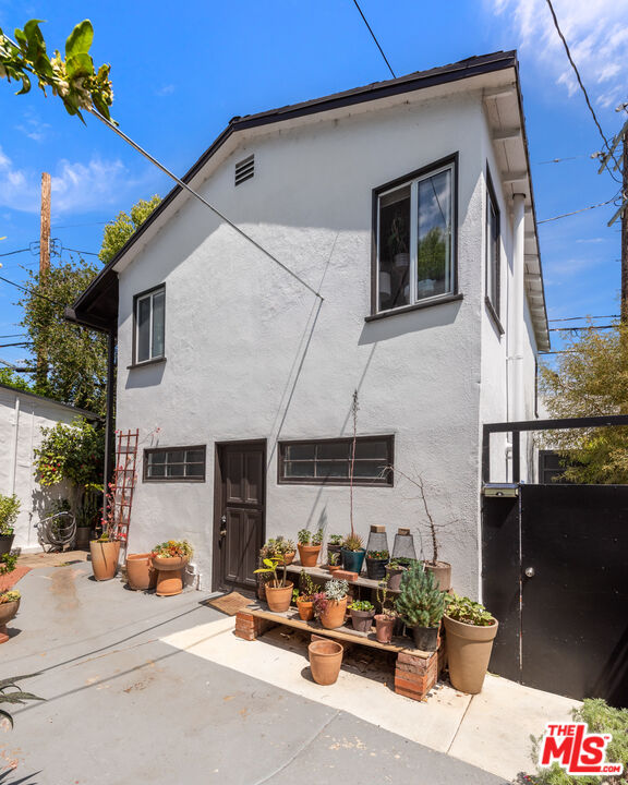10816 Whipple St, toluca lake