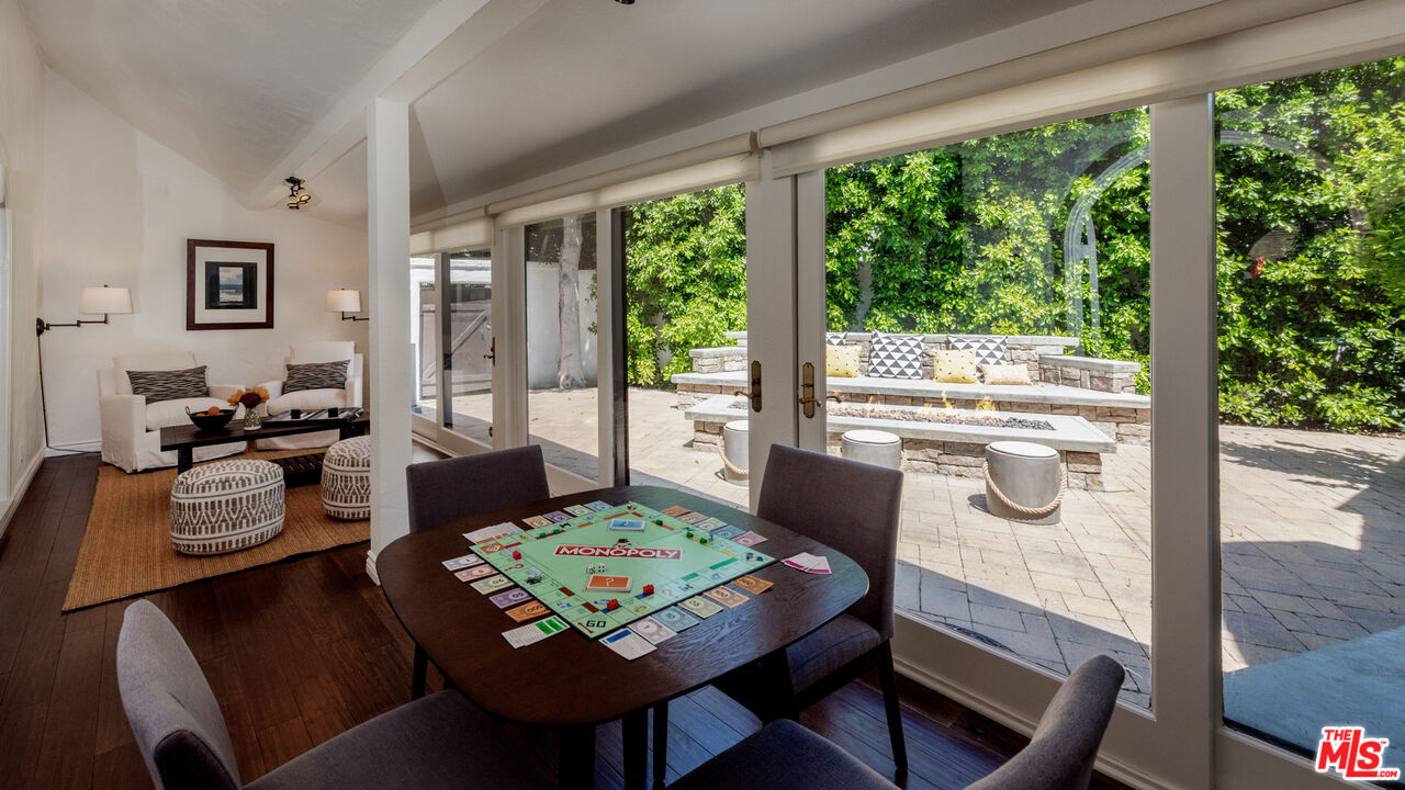 10816 Whipple St, toluca lake