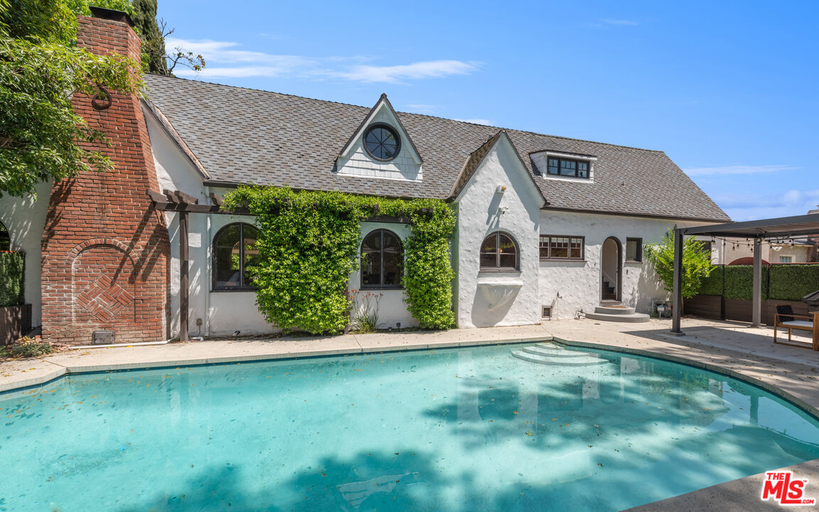 10816 Whipple St, toluca lake