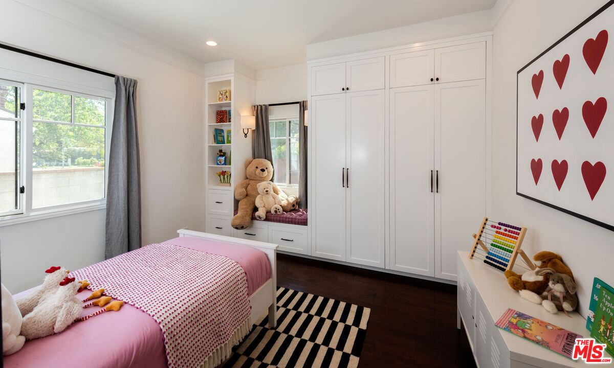 10816 Whipple St, toluca lake