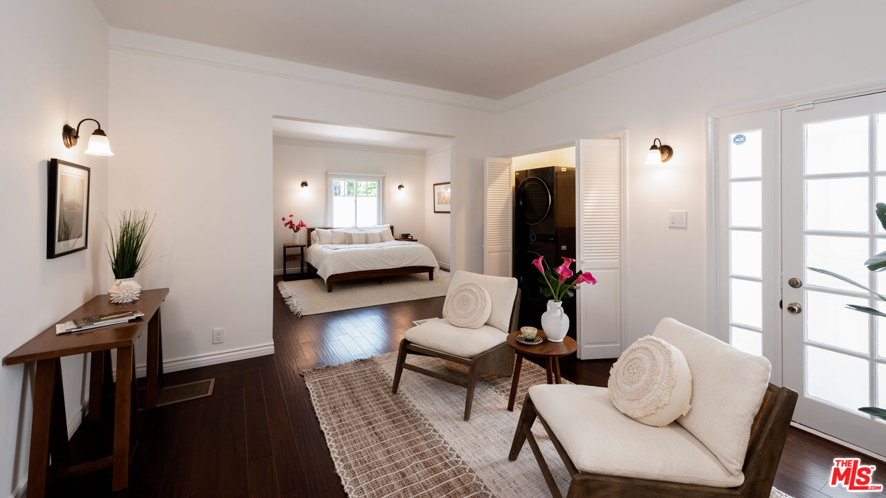 10816 Whipple St, toluca lake