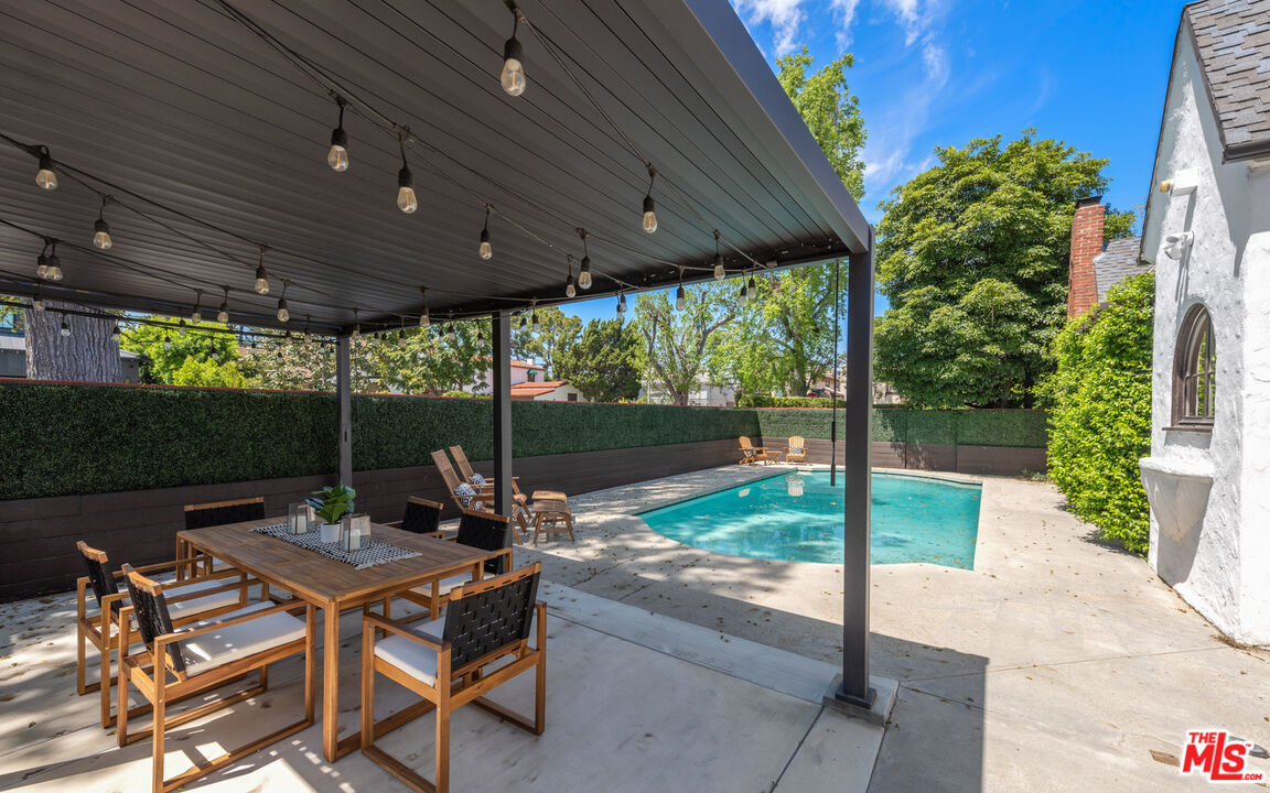 10816 Whipple St, toluca lake