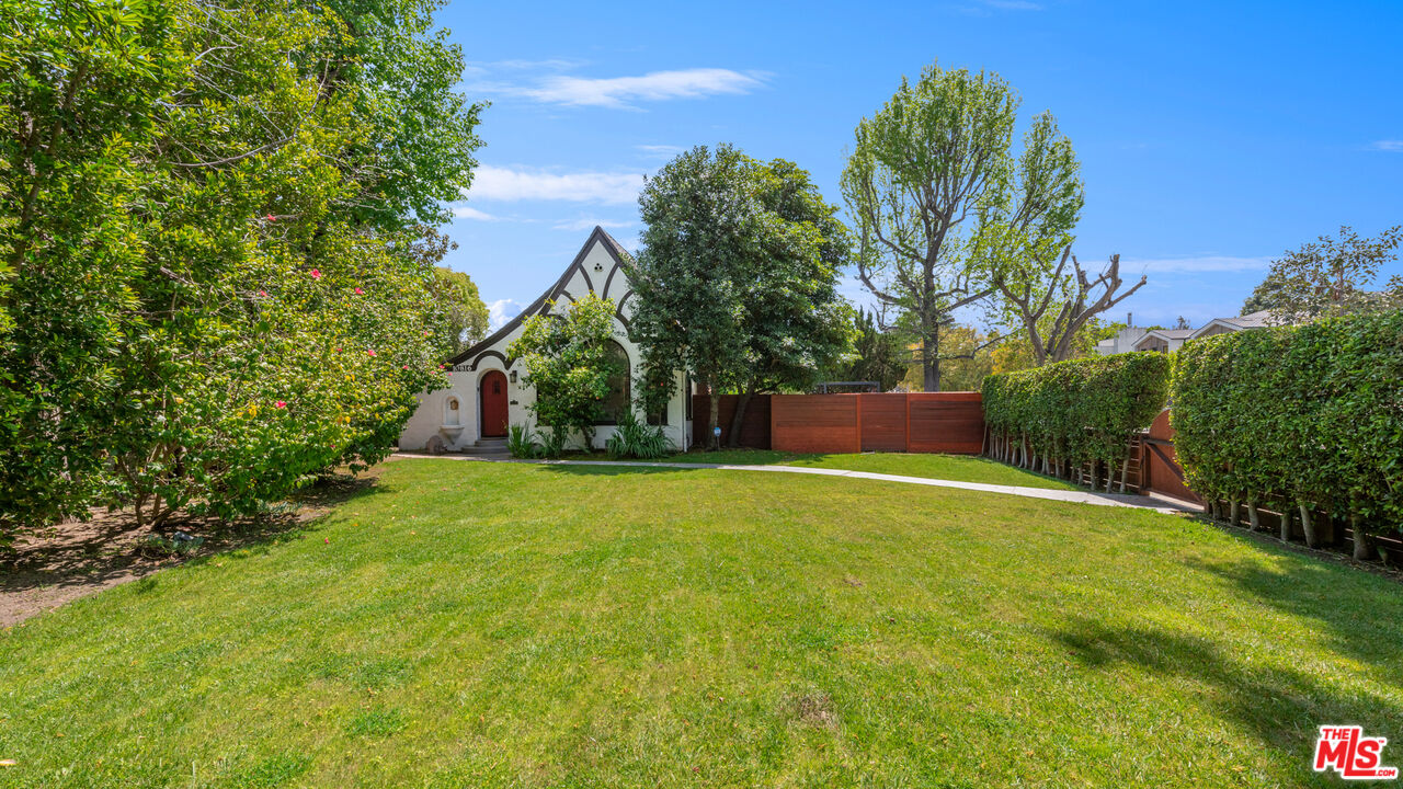 10816 Whipple St, toluca lake