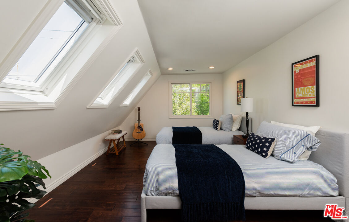 10816 Whipple St, toluca lake