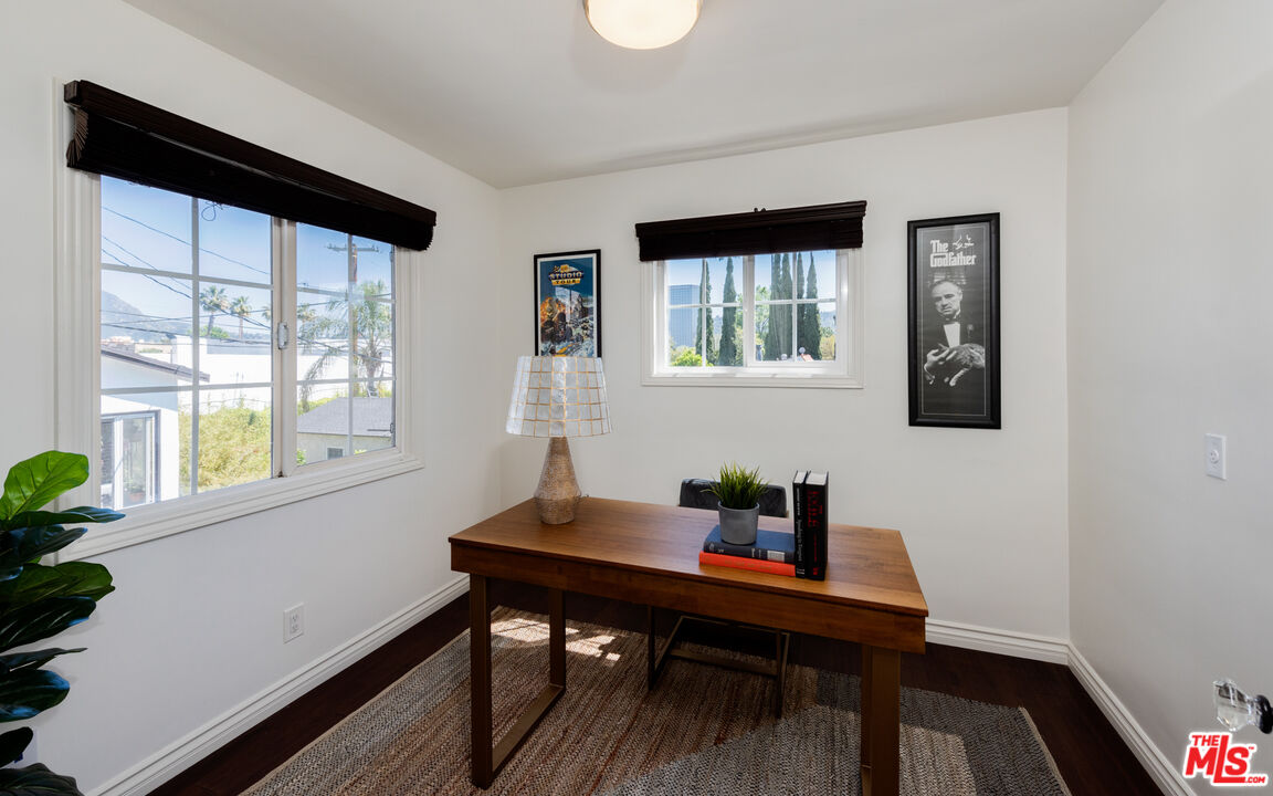 10816 Whipple St, toluca lake