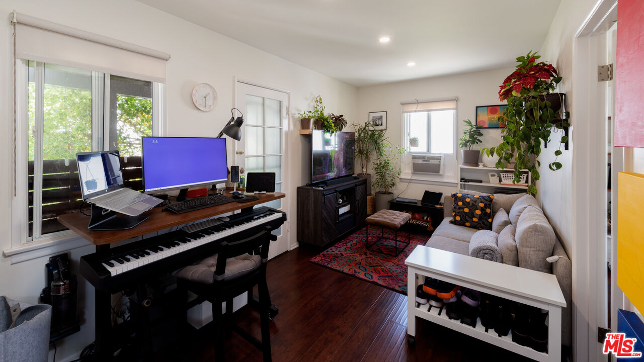 10816 Whipple St, toluca lake