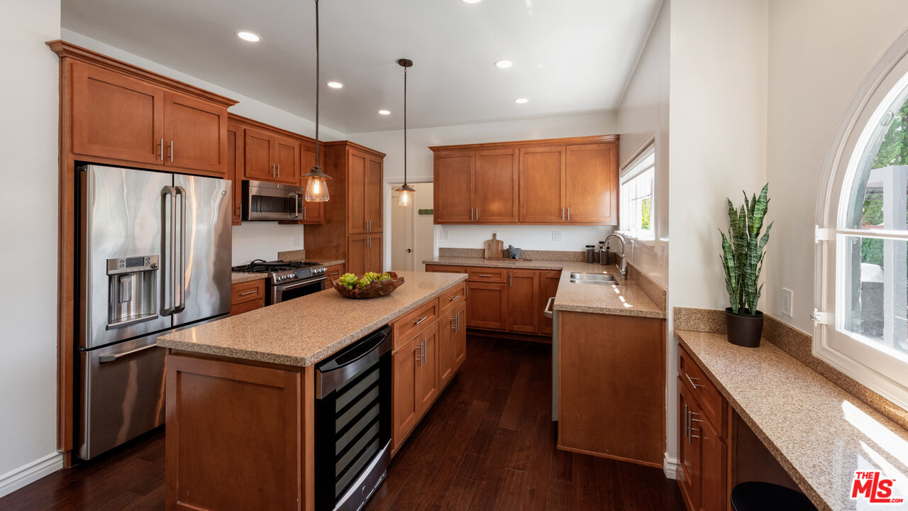 10816 Whipple St, toluca lake