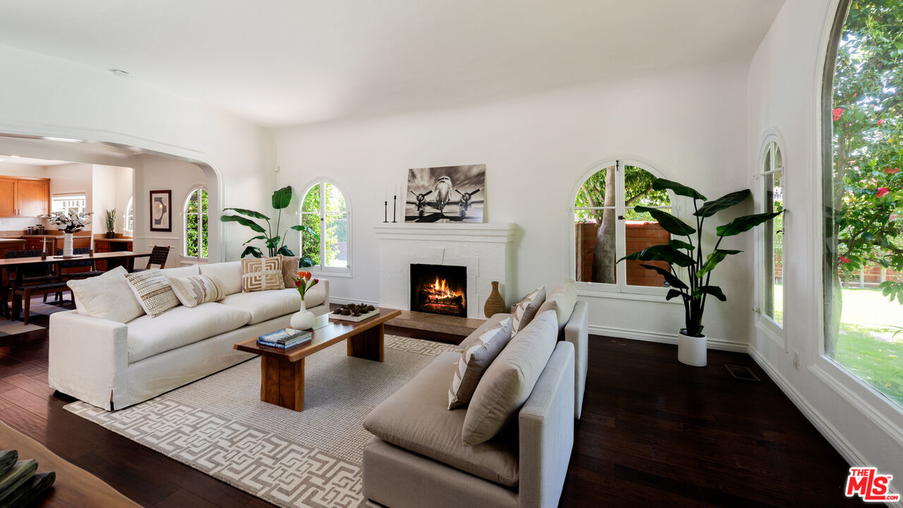 10816 Whipple St, toluca lake
