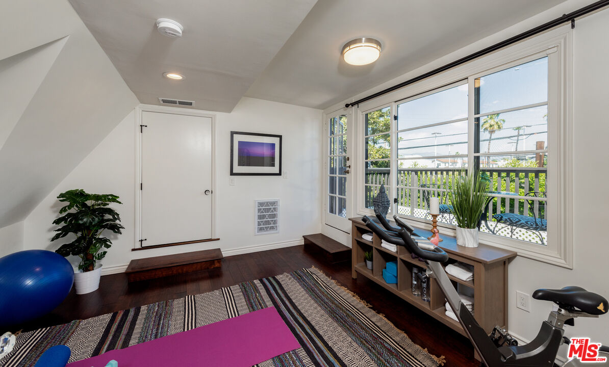 10816 Whipple St, toluca lake