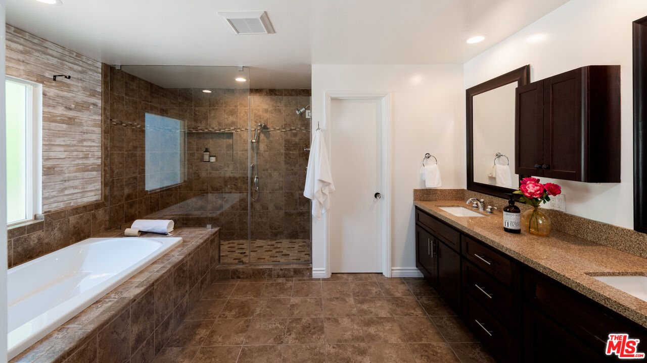 10816 Whipple St, toluca lake