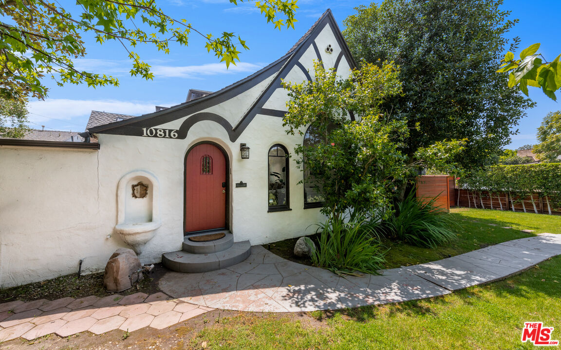 10816 Whipple St, toluca lake