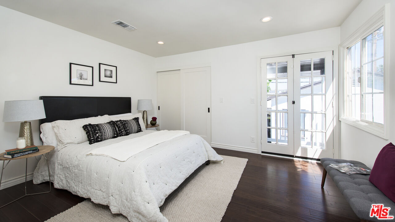 10816 Whipple St, toluca lake
