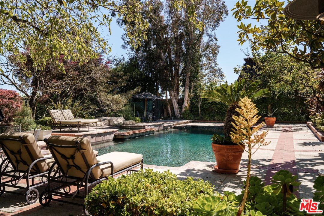 15524 Collina Strada, Bel Air