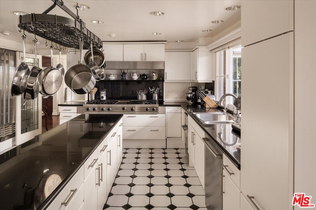 15524 Collina Strada, Bel Air