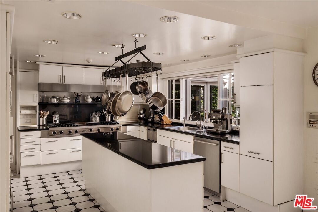 15524 Collina Strada, Bel Air