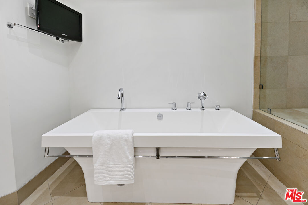 443 N Palm Dr Unit: 302
