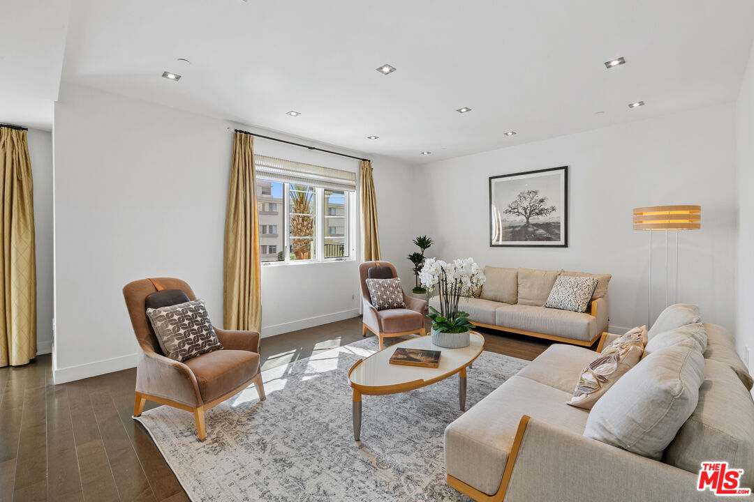 443 N Palm Dr Unit: 302