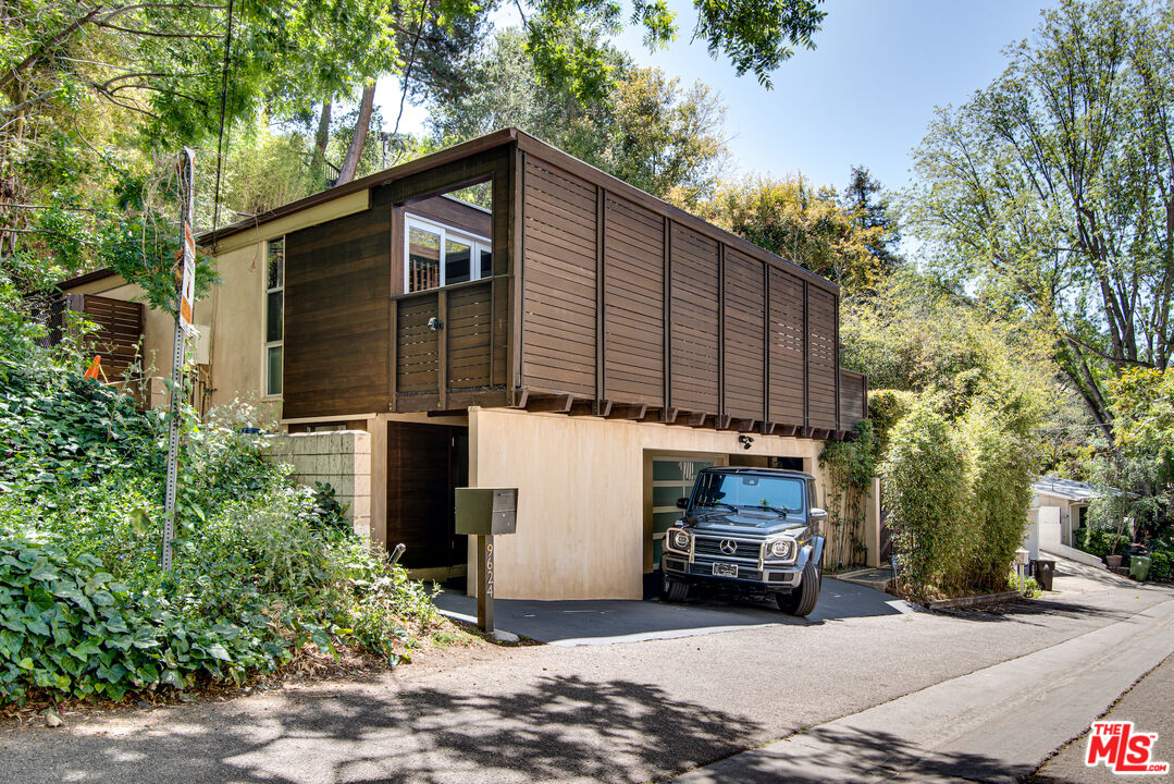 9624 Yoakum Dr, Beverly Hills