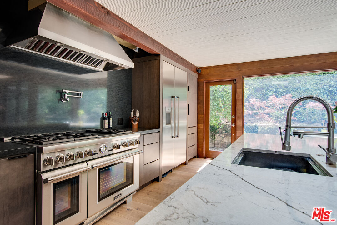 9624 Yoakum Dr, Beverly Hills
