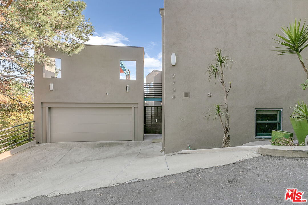 2734 Hollyridge Dr