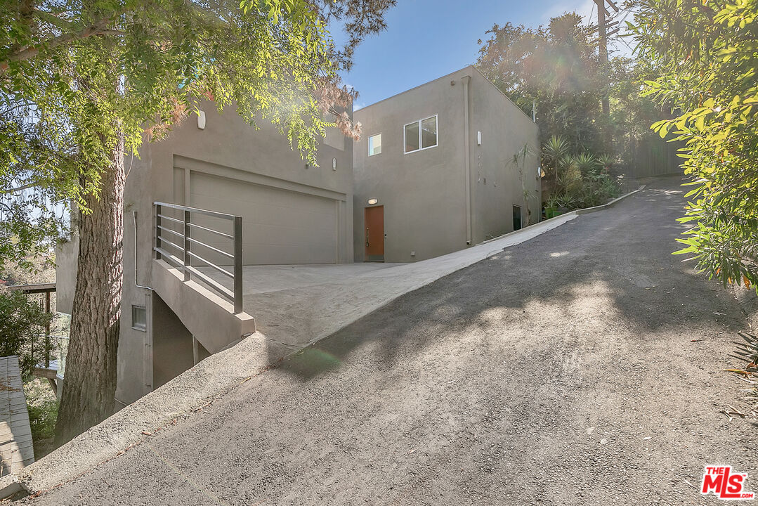 2734 Hollyridge Dr