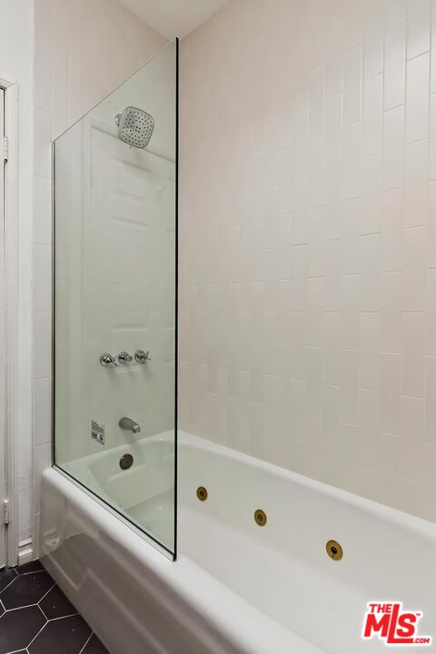 713 N Sycamore Ave Unit: 3