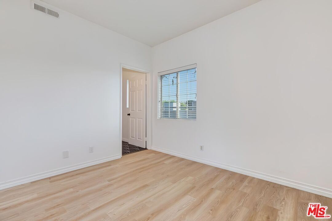 713 N Sycamore Ave Unit: 3