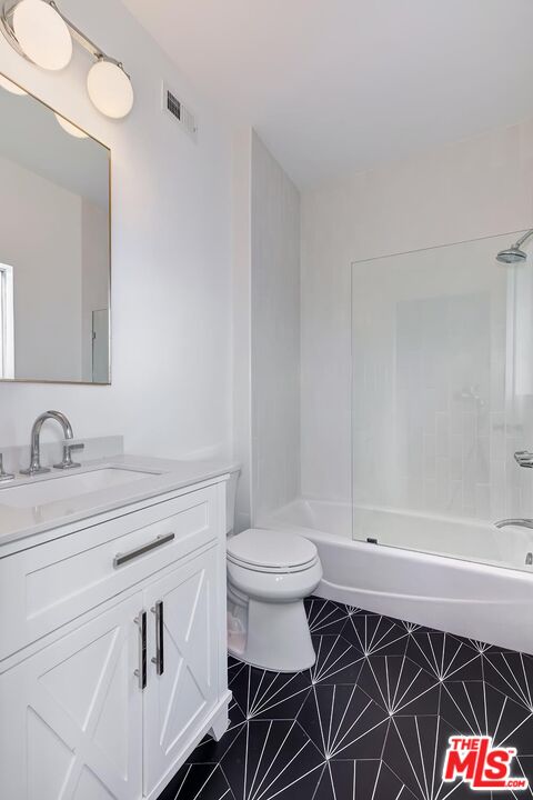 713 N Sycamore Ave Unit: 3