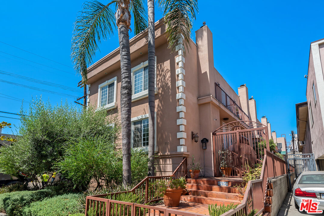 713 N Sycamore Ave Unit: 3