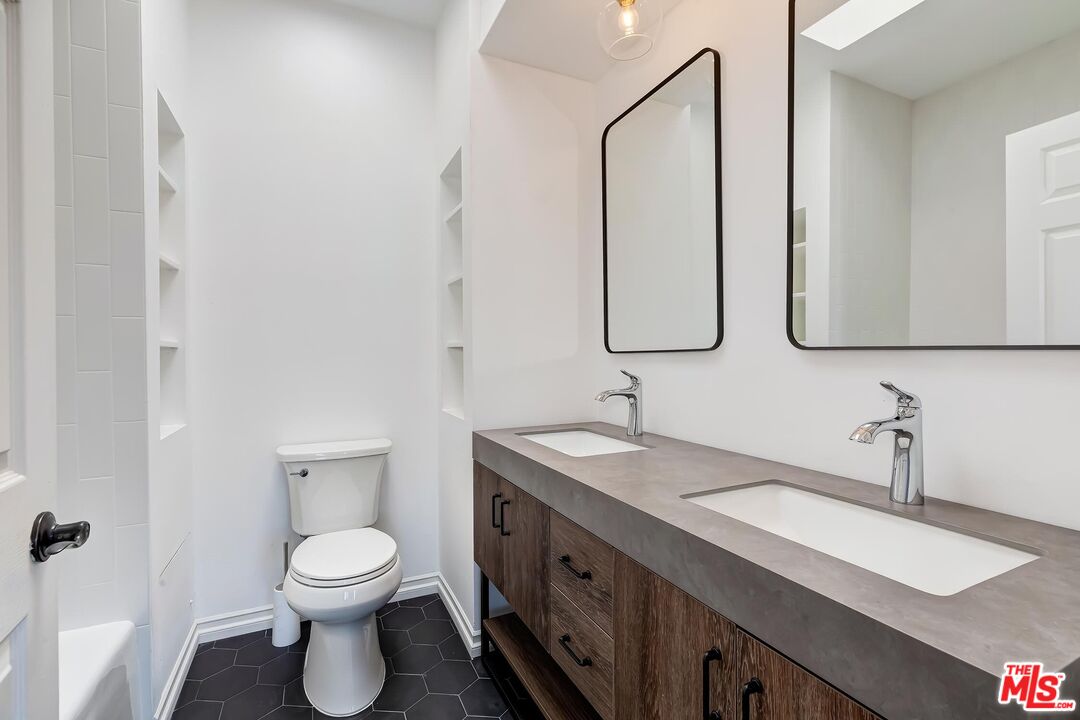 713 N Sycamore Ave Unit: 3