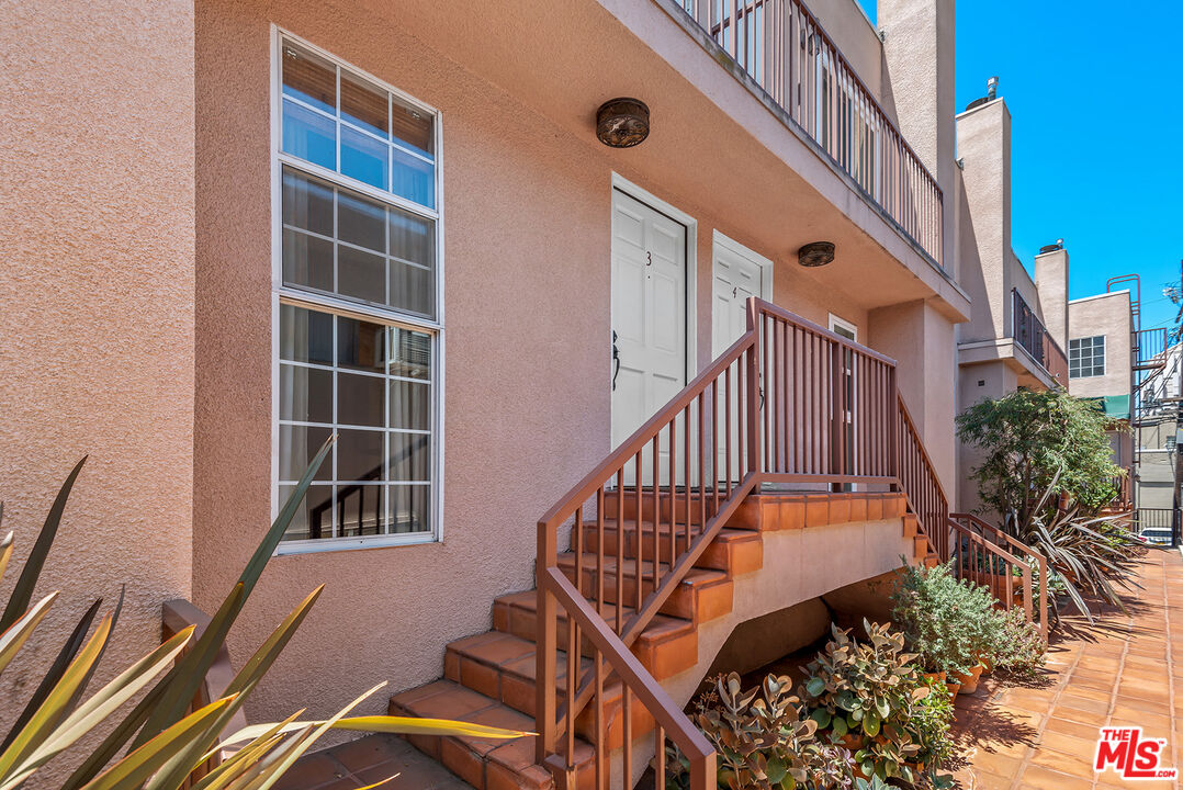 713 N Sycamore Ave Unit: 3