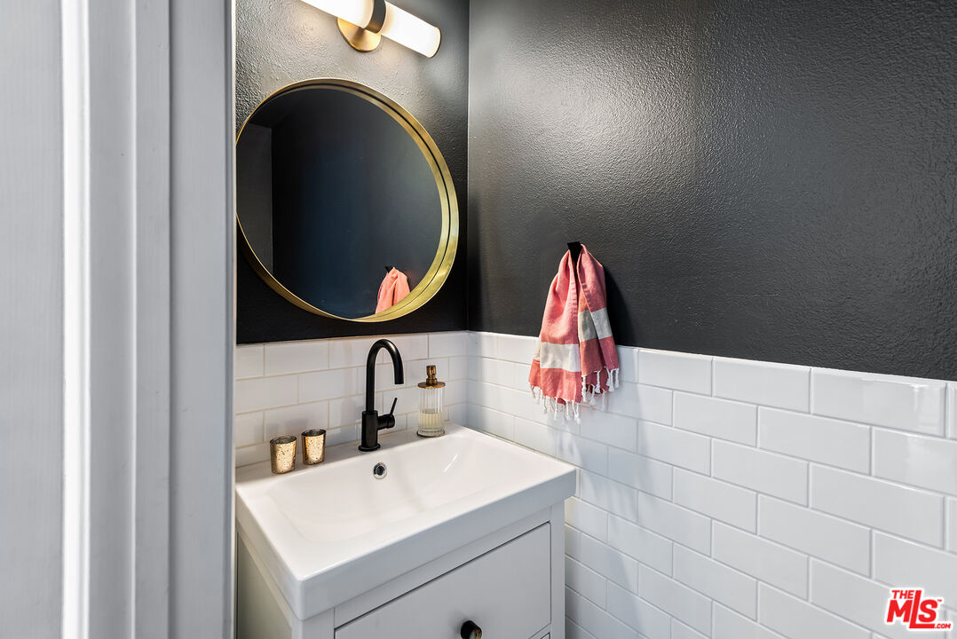 713 N Sycamore Ave Unit: 3