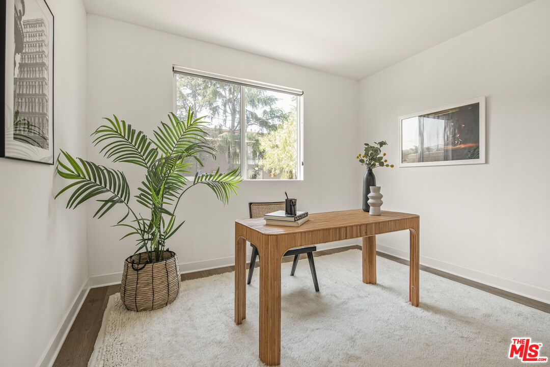 10813 Sarah St, Toluca Lake