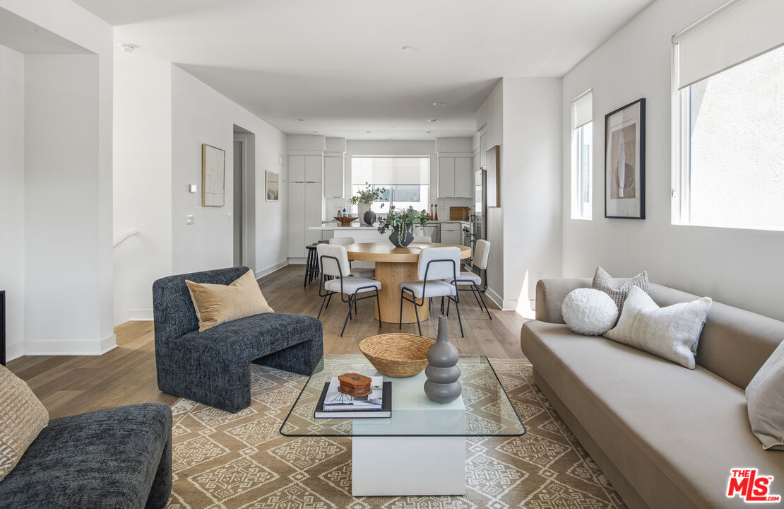 10813 Sarah St, Toluca Lake