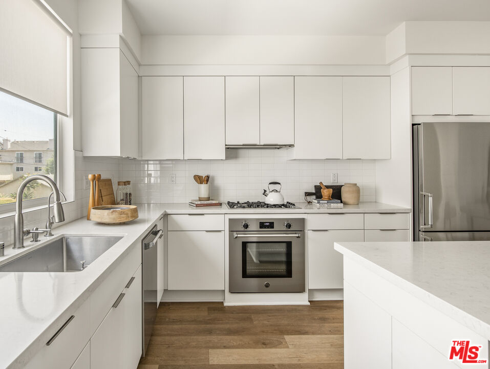 10813 Sarah St, Toluca Lake