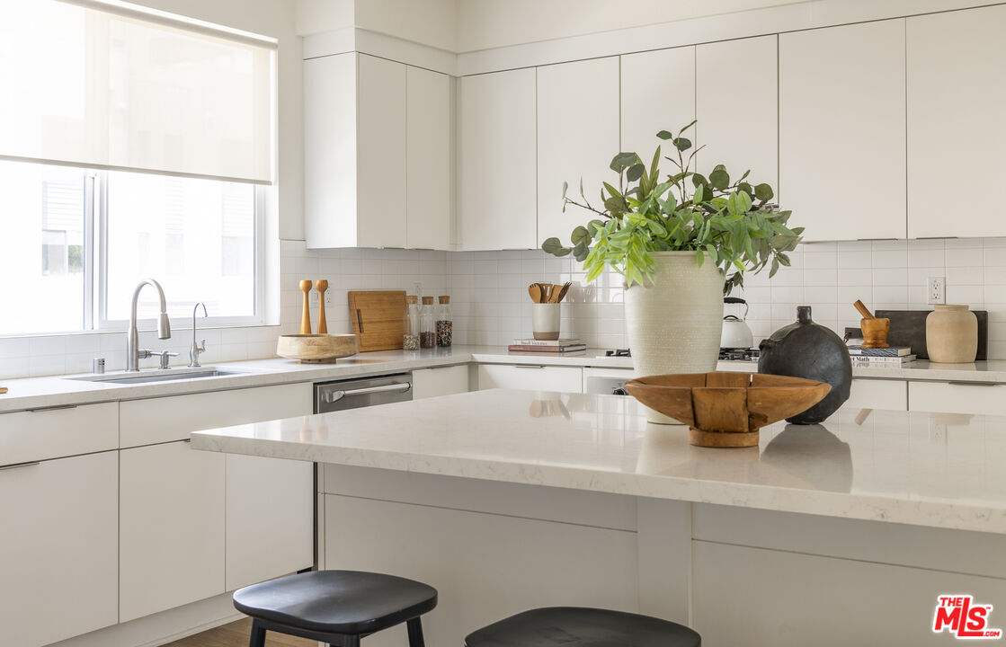 10813 Sarah St, Toluca Lake