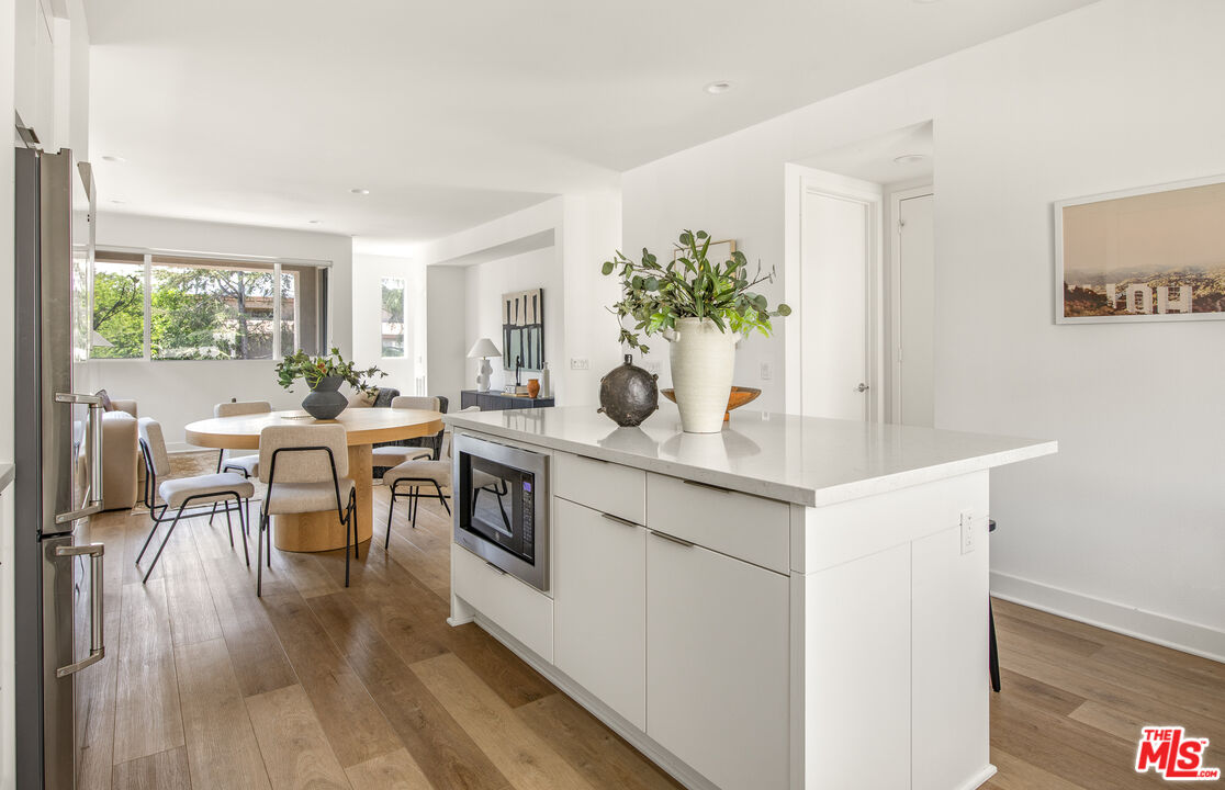 10813 Sarah St, Toluca Lake