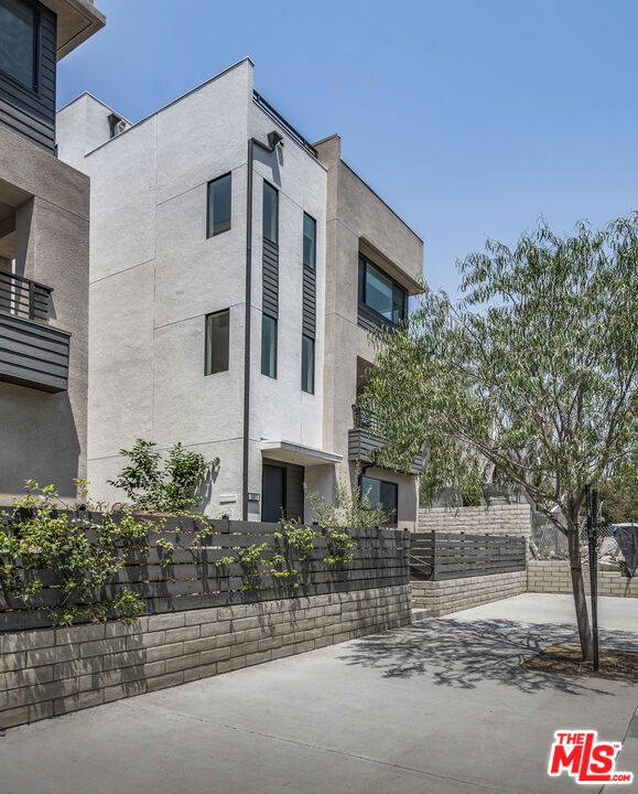 10813 Sarah St, Toluca Lake