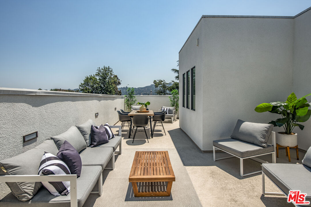 10813 Sarah St, Toluca Lake