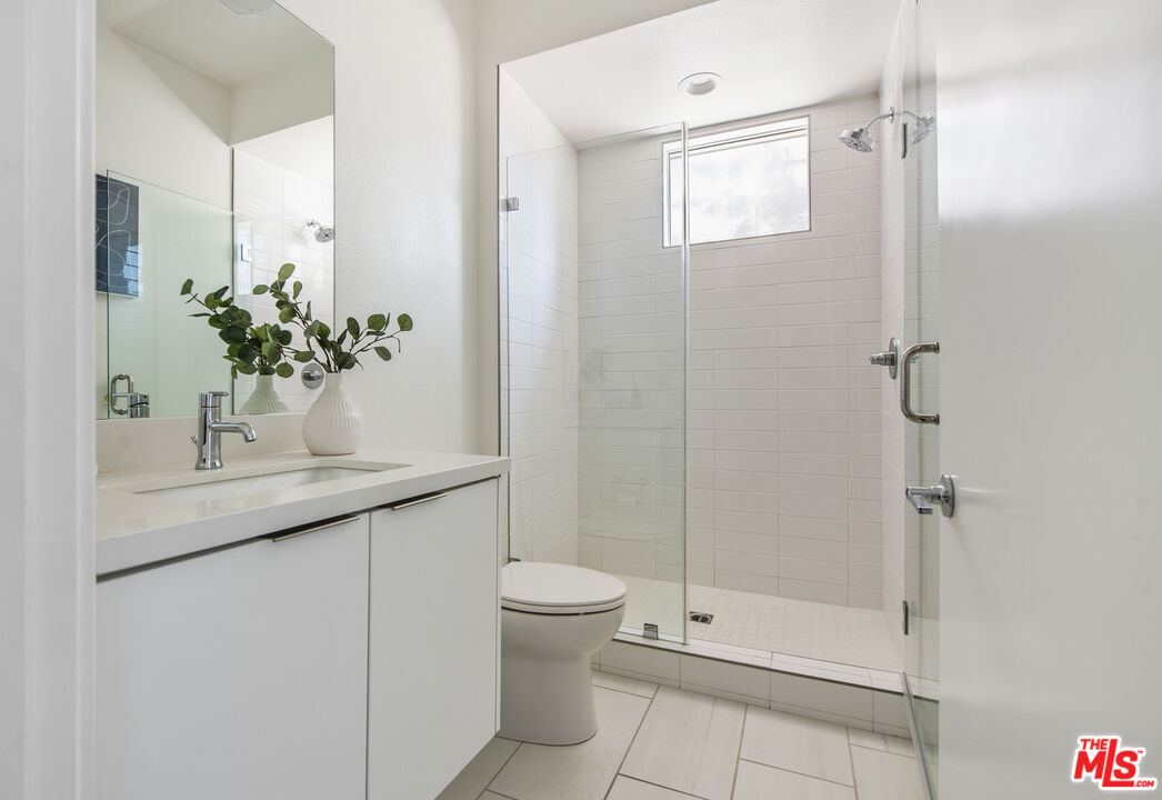 10813 Sarah St, Toluca Lake
