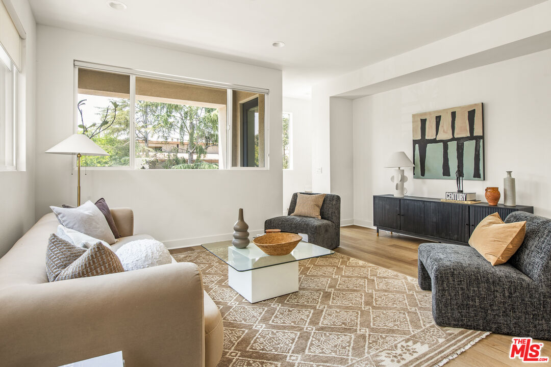 10813 Sarah St, Toluca Lake