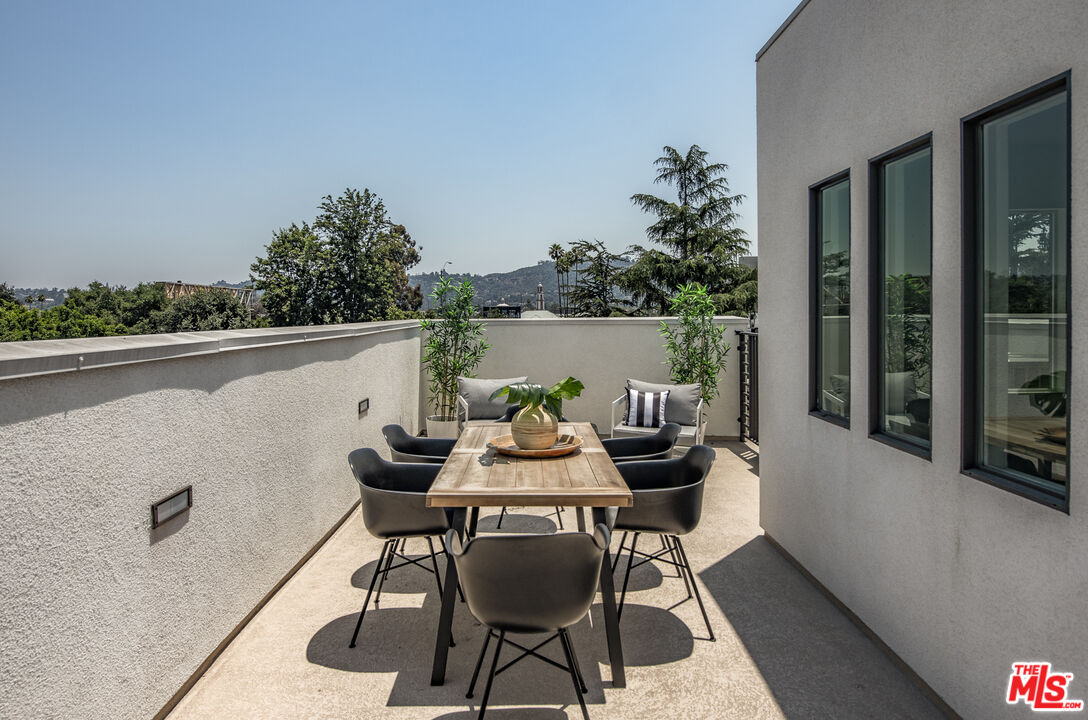 10813 Sarah St, Toluca Lake
