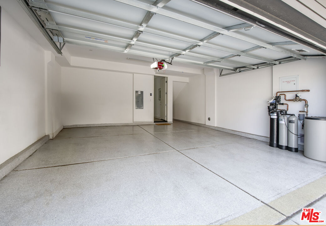 10813 Sarah St, Toluca Lake