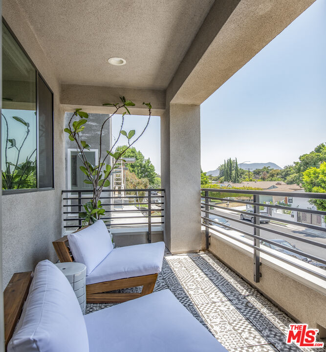 10813 Sarah St, Toluca Lake